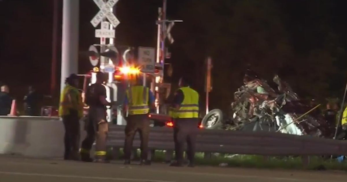 5 killed in collision between train and vehicle in Gary, Indiana 