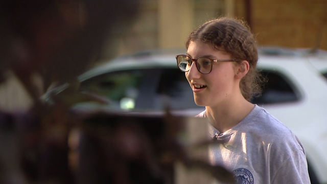 annie-lyons.png 