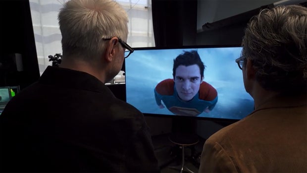james-gunn-guarda-superman.jpg