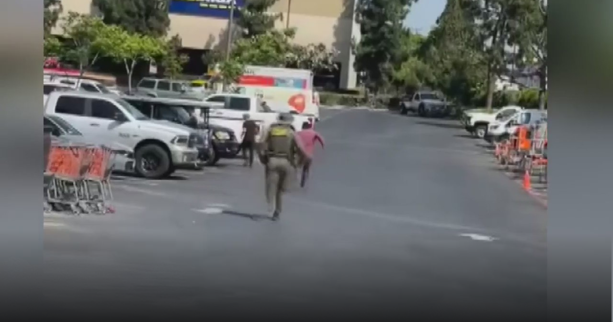Immigration agents detain father after chase through Burbank parking lot 