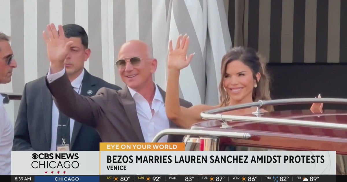 Bezos, Sanchez wed in Venice amid protests - CBS Chicago