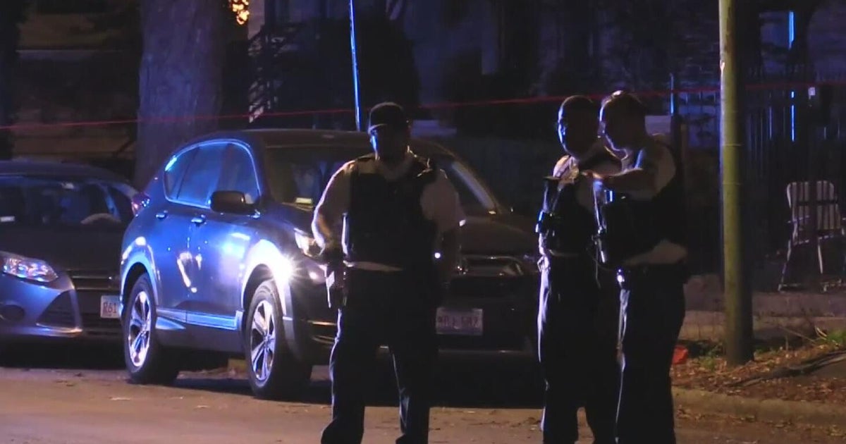 Man, 32, fatally shot in chest on Northwest Side, police say 