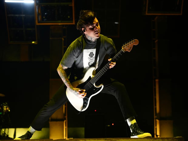 jake-barlow-tony-perry-of-pierce-the-veil-06072025-tinley-park-il-jb100702.jpg 