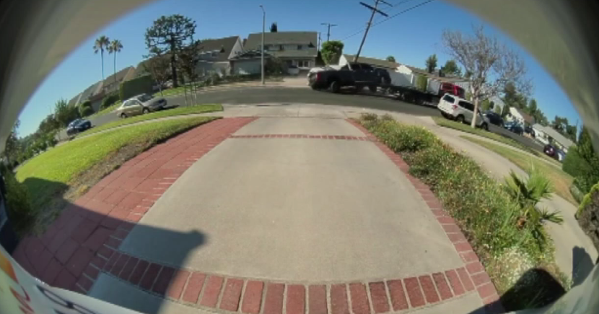 Video captures moment pickup falls off tow truck during attempted theft in Sherman Oaks 
