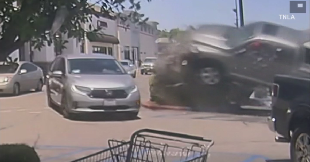 Video shows two vehicles overturn during Canoga Park parking lot crash 