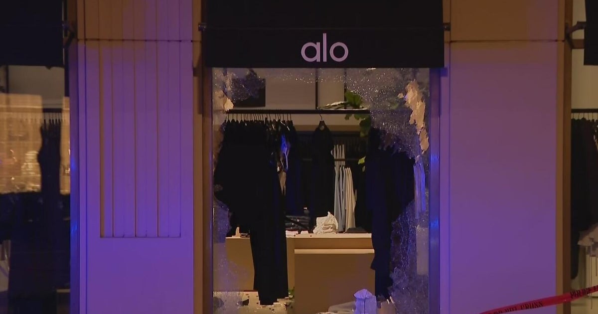 Burglars target Chicago Alo Yoga store for second time in a month 
