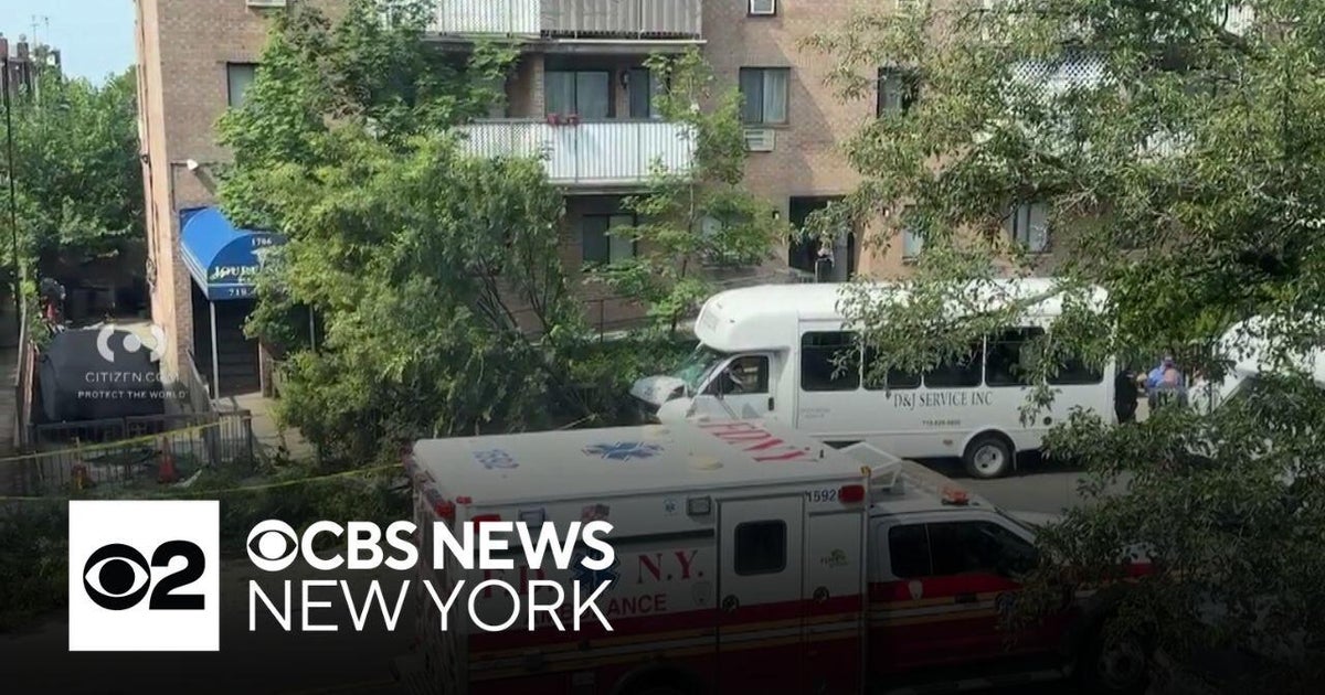 14 hurt after van slams into tree in Brooklyn - CBS New York