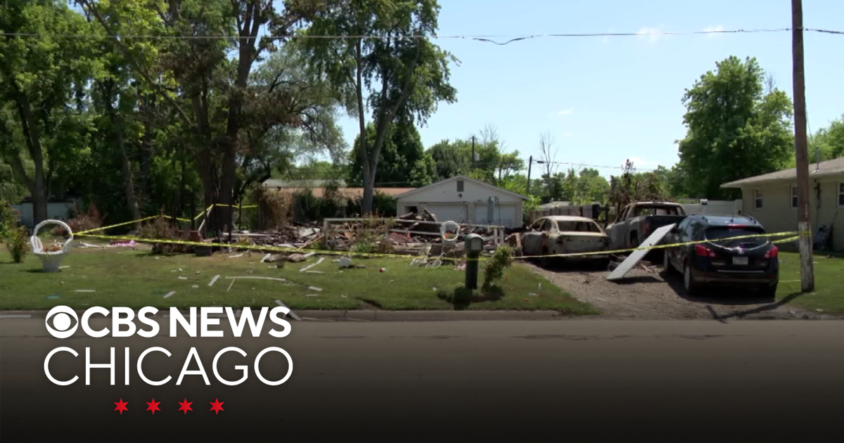 Family of 5 barely survives house explosion in downstate Illinois - CBS ...
