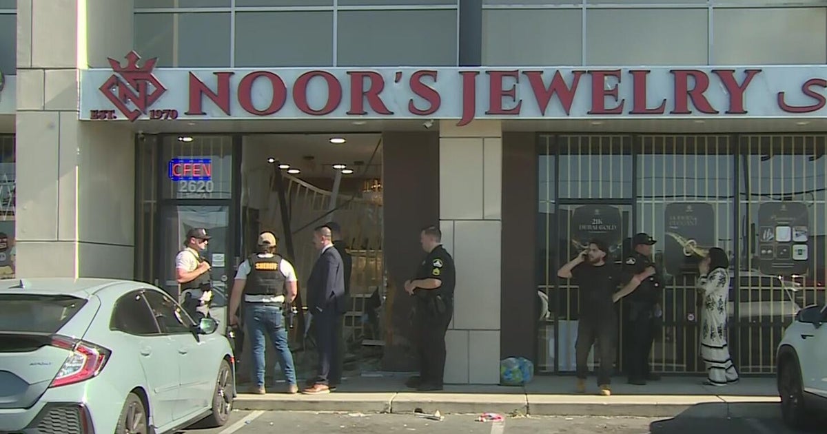 Multiple suspects sought after armed robbery at Sacramento jeweler 