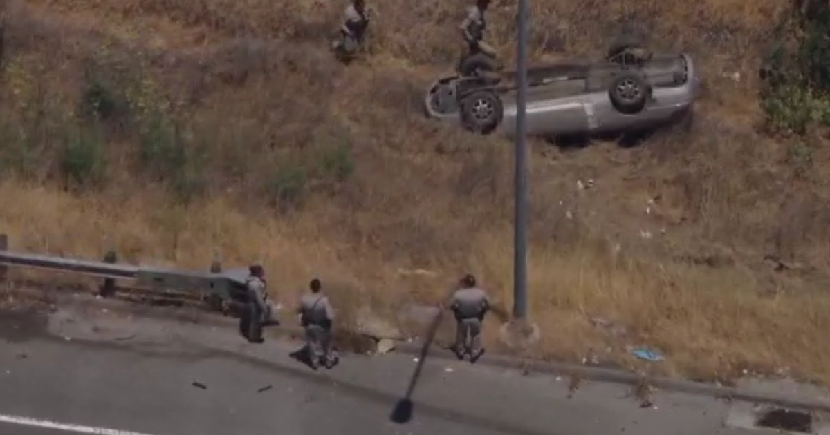 Pursuit suspect crashes onto 91 Freeway embankment in Carson, officers search for suspect 