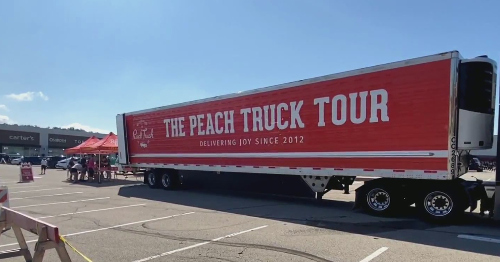 A "sweet" craze: Pittsburghers line up for The Peach Truck in droves 