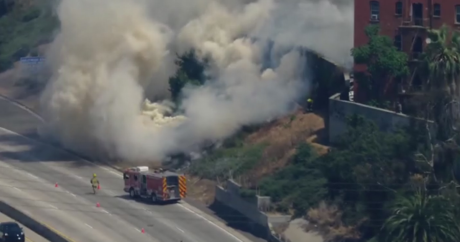 Crews in East Hollywood extinguish grass fire on side of 101 Freeway 