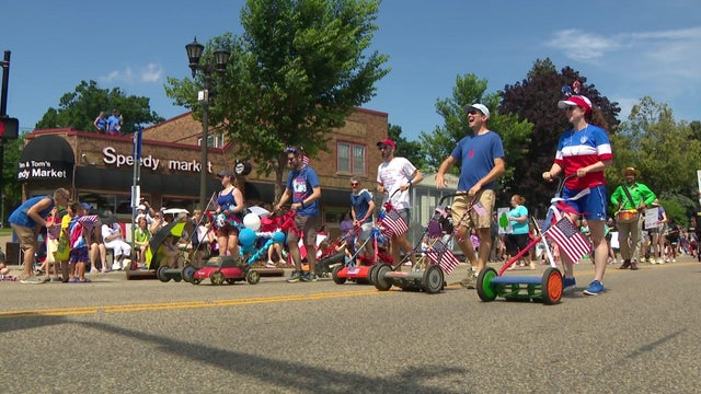 4th-in-the-park-historic-parade-w-sigout-campos-070425.jpg 