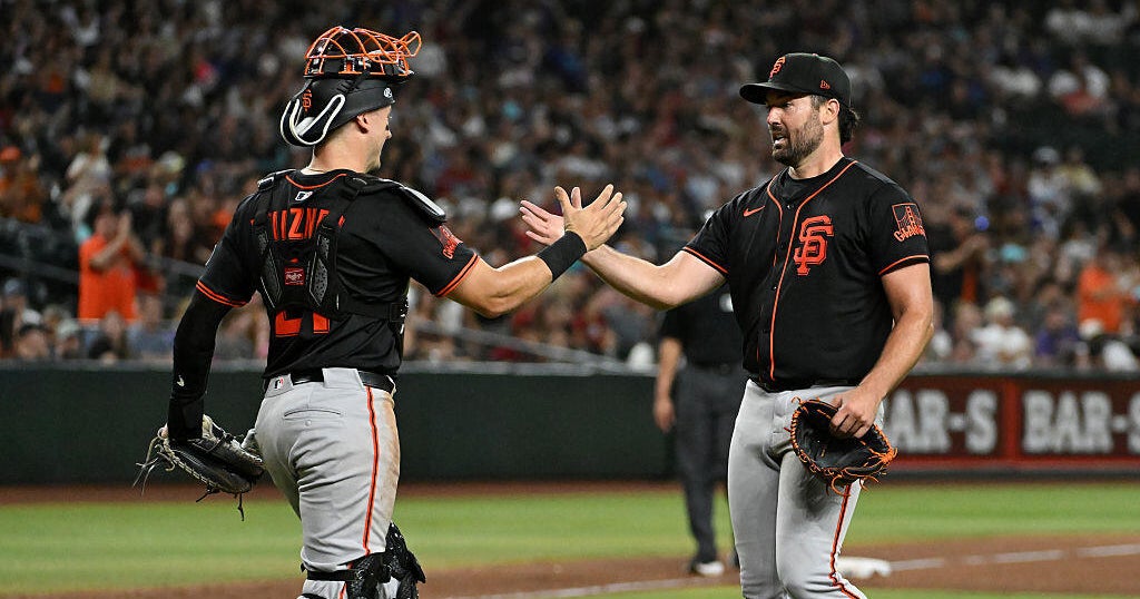 Robbie Ray throws complete game, Giants beat D-Backs to split 4-game series 