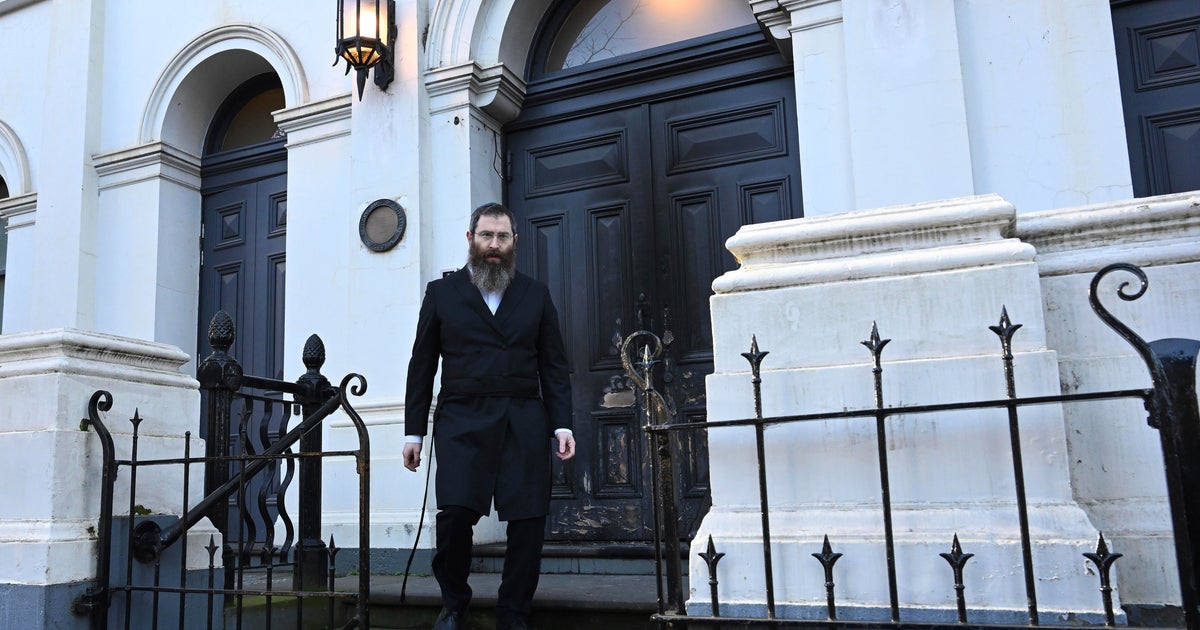 Man sets door of Australian synagogue on fire with worshippers inside 