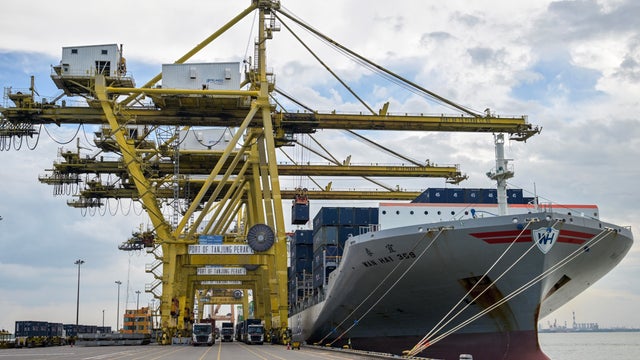 TOPSHOT-INDONESIA-US-TARIFF-TRADE 