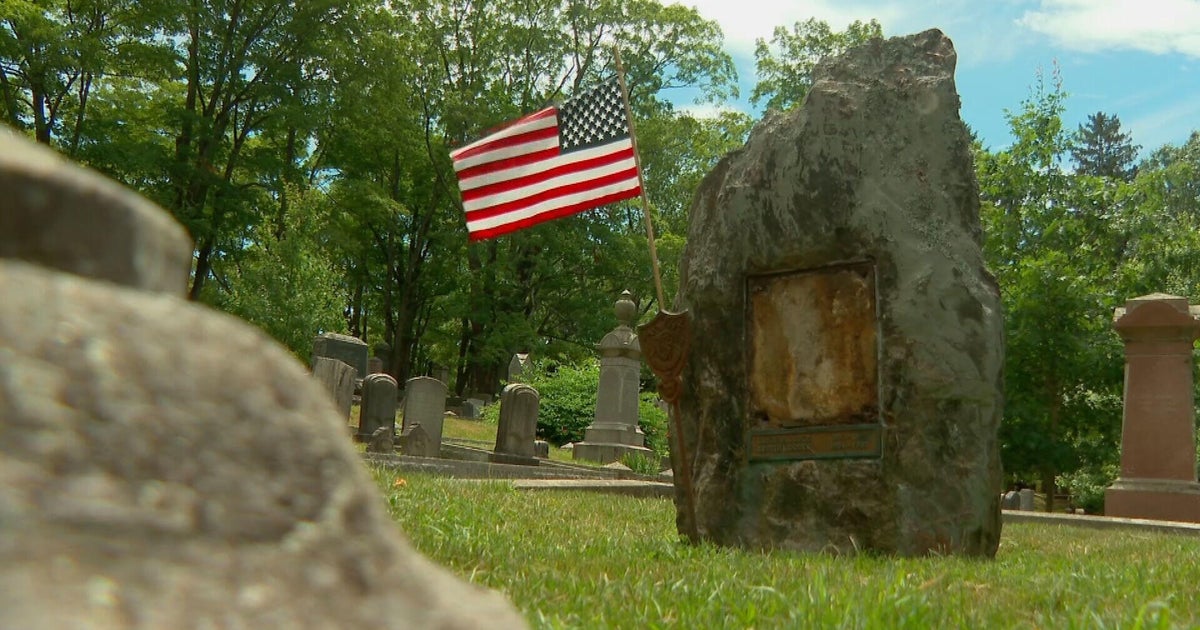 Bronze plaques stolen off famous head stones in Newburyport cemetery 