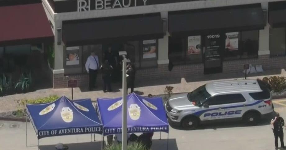 Man dies in police shooting at shopping plaza after threats and knife ...