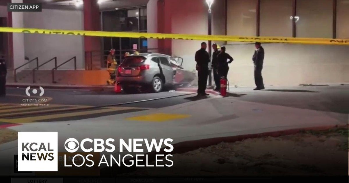 Car crashes into Inglewood City Hall, driver dies - CBS Los Angeles