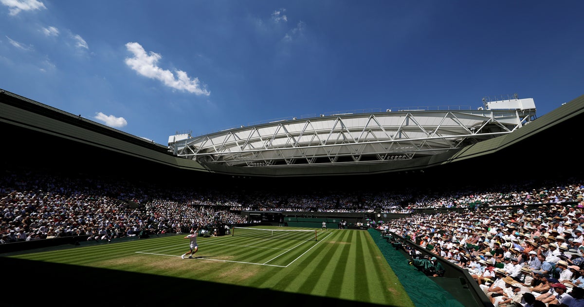American Amanda Anisimova plays Poland's Iga Swiatek in Wimbledon final