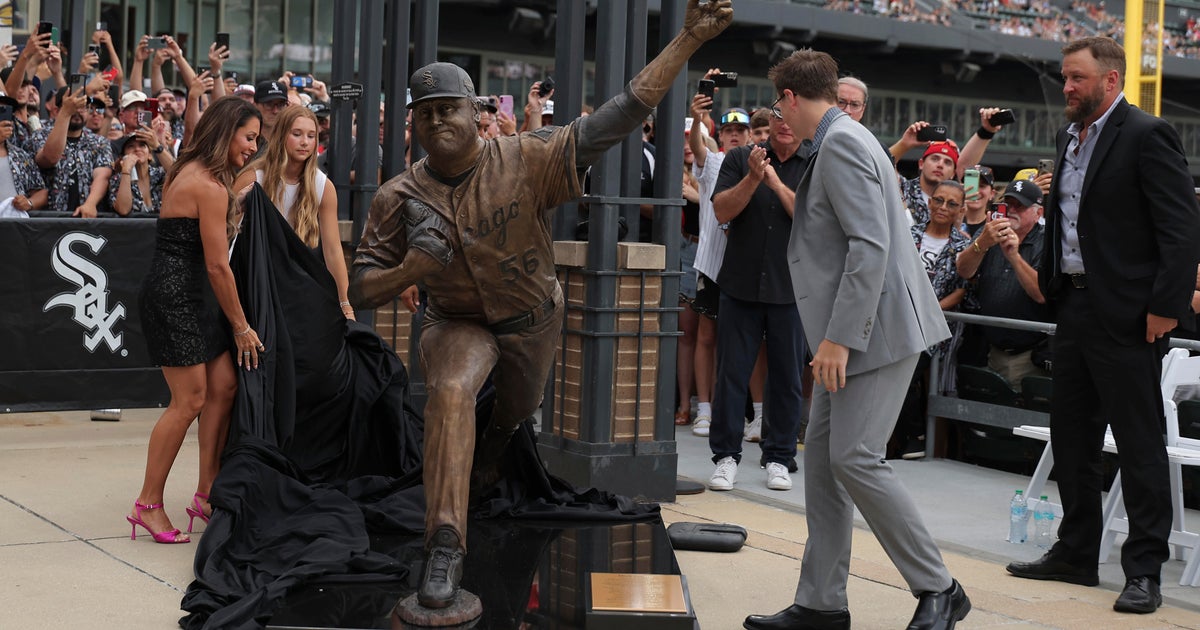 White Sox unveil statue of Mark Buehrle at reunion for 2005 World Series champs 