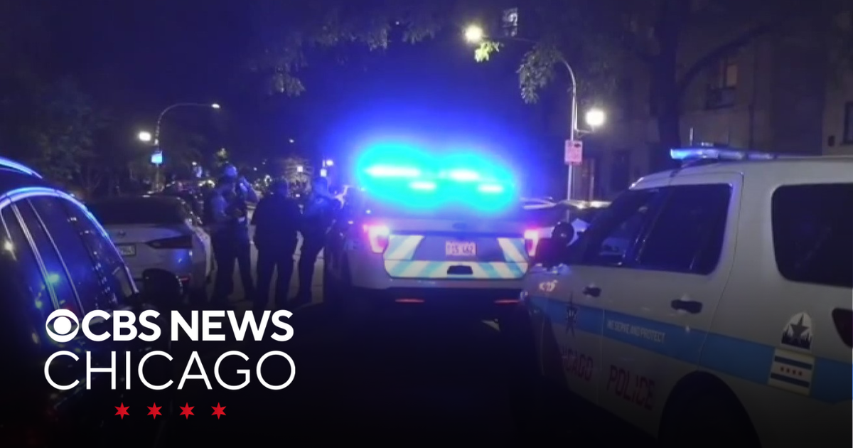 Woman, 24, shot during robbery on North Side - CBS Chicago