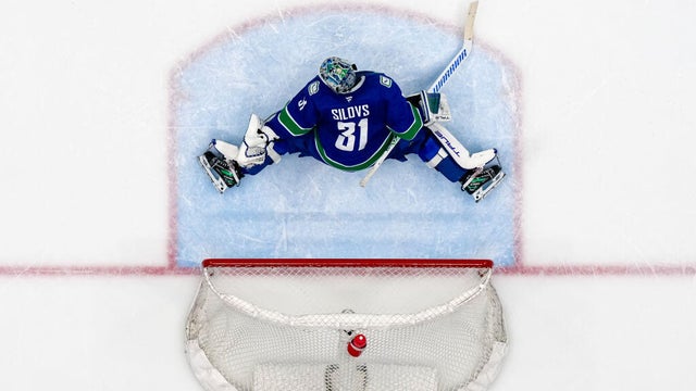 Chicago Blackhawks v Vancouver Canucks 