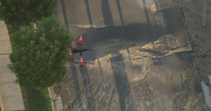Water main break causes street closures in San Fernando Valley - CBS Los Angeles