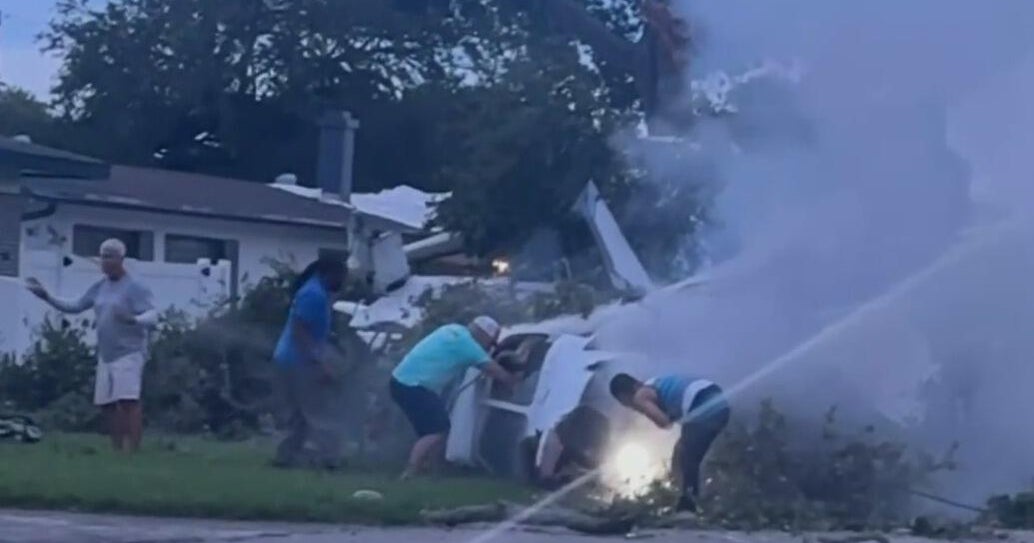 Pines Village residents rush to help after plane crashes in their Pembroke Pines neighborhood - CBS Miami