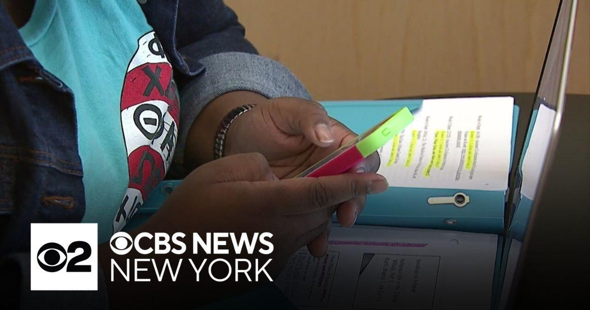 Gov. Hochul hosts roundtable to address new cell phone ban law in ...