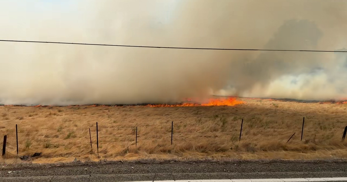 Grass fire threatens homes in Rio Linda area