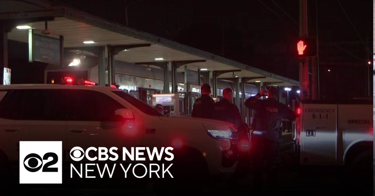 3 people stabbed on Newark Light Rail trail overnight - CBS New York