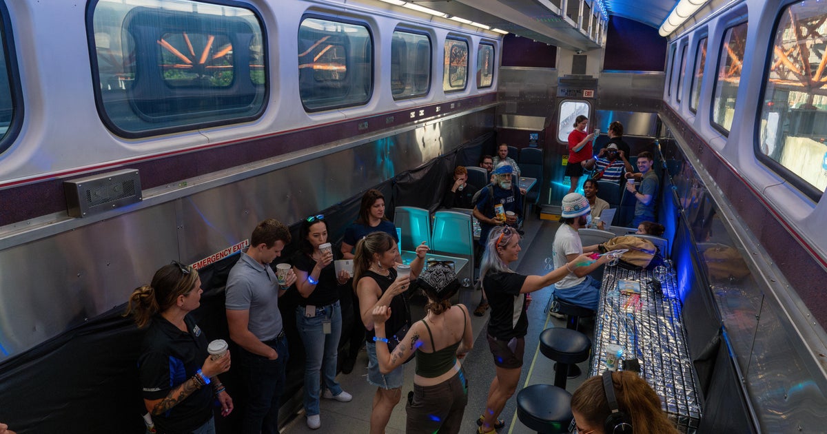 Metra considers reviving old concept with "café cars" 