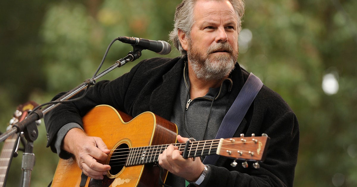 Texas music legend Robert Earl Keen to host "Applause for the Cause" flood fundraising concert