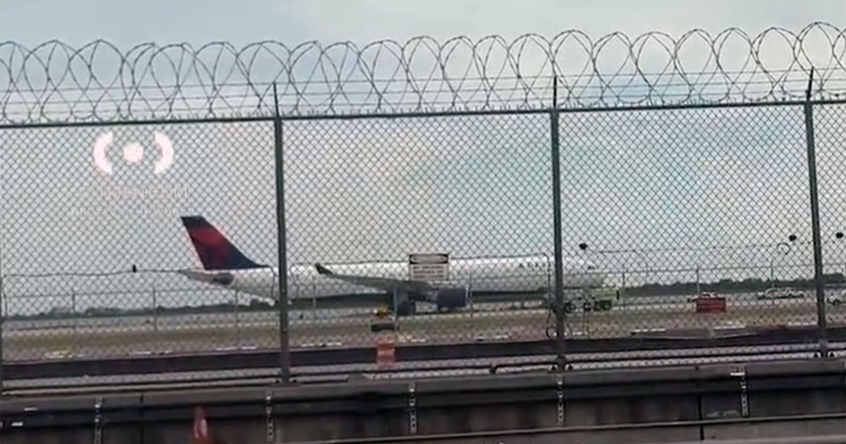 JFK airport has brief ground stop Friday due to plane with hydraulic issue 