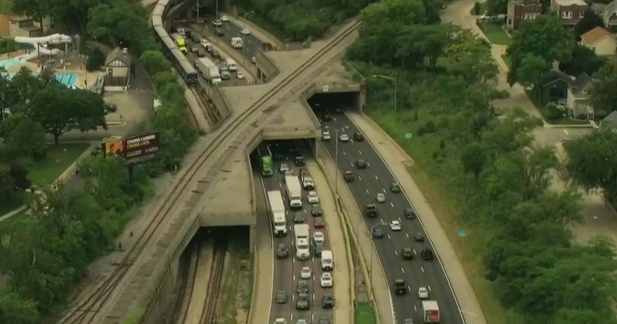 1 hurt in SUV vs. school bus crash on Eisenhower Expressway 
