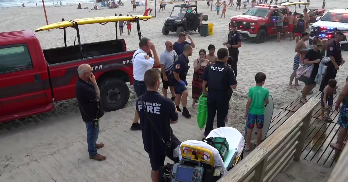 8 swimmers saved after lifeguards leave for day in Long Beach, N.Y. 