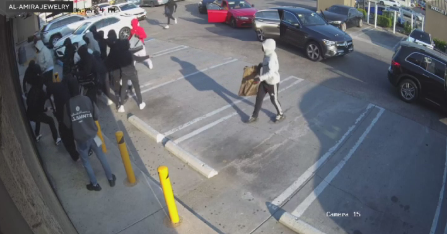 Anaheim jewelry store owner scares of large group of attempted burglars 