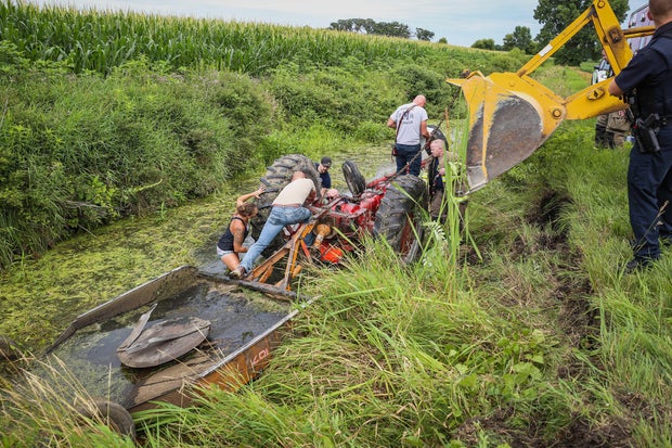 harvard-il-tractor-rollover-2.jpg 