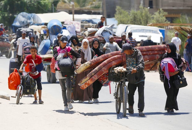 Los palestinos huyen después de la advertencia de evacuación israelí en el centro de Gaza 