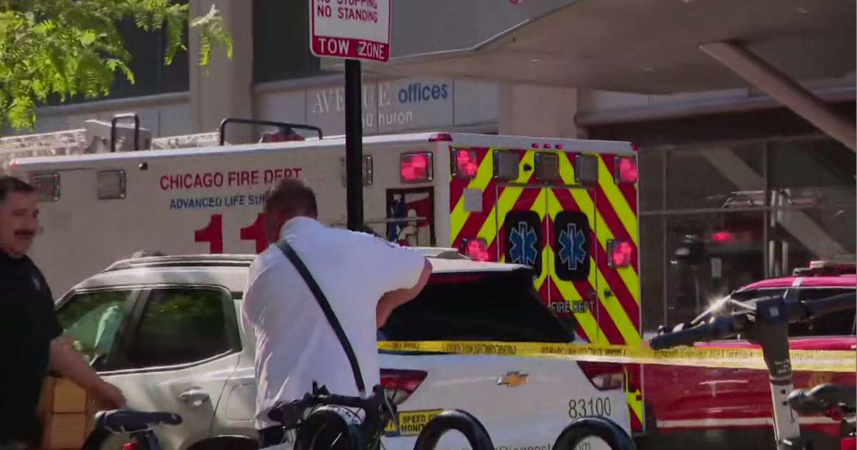 Glass falls from 29th floor of building in Streeterville 