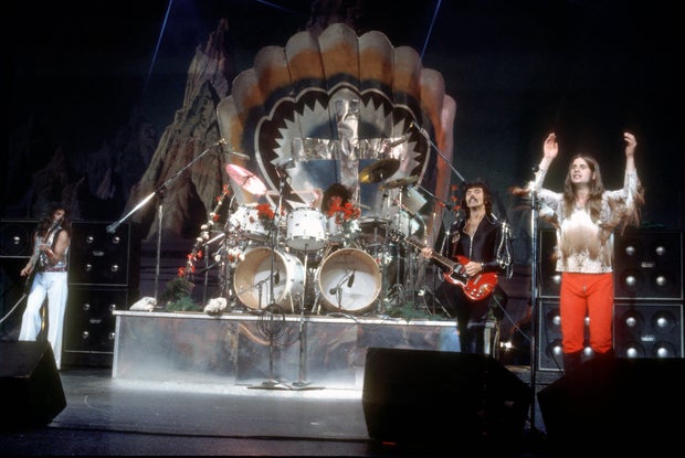 Ozzy Osborne, 1974 yılında Los Angeles'ta Black Sabbath ile birlikte sahne alıyor.