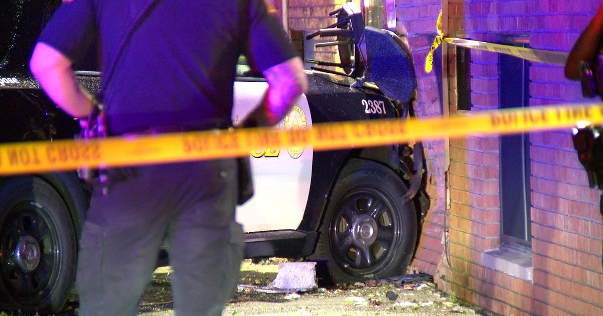 St. Paul police squad car strikes building 