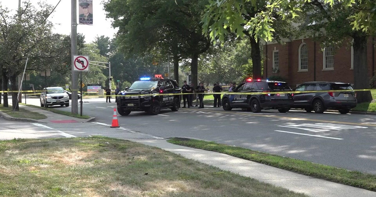 Car hits several children in Oakland, N.J., killing 1 