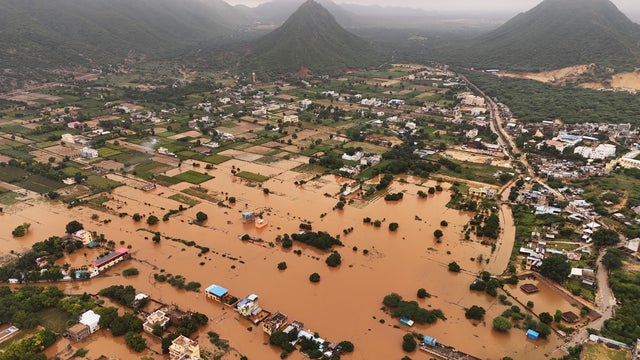 TOPSHOT-INDIA-WEATHER-FLOOD 