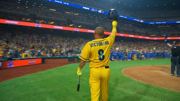 Shane Victorino raises his helmet to the crowd, he's wearing the yellow Savannah Bananas uniform 