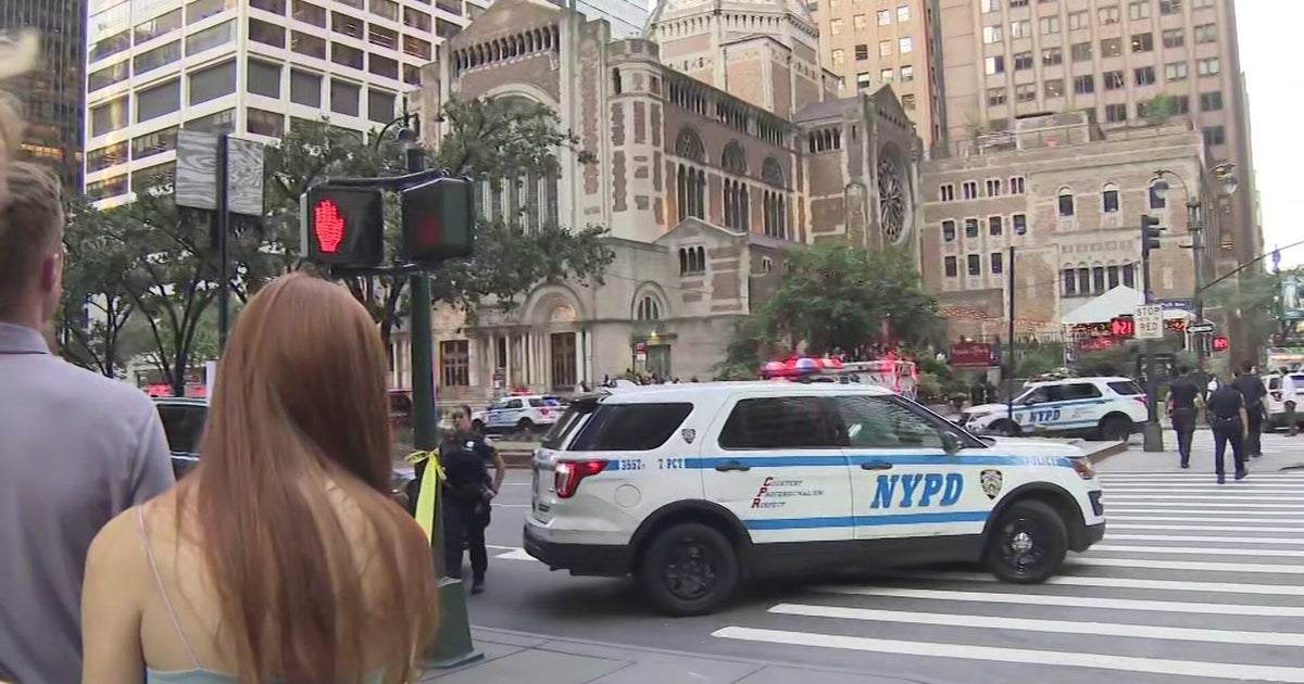 NYPD officer shot by gunman in Midtown Manhattan