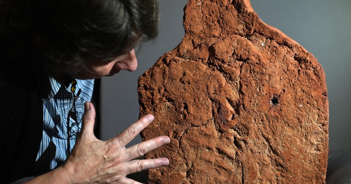 Rare 4,000-year-old Egyptian handprint discovered on a "soul house" 