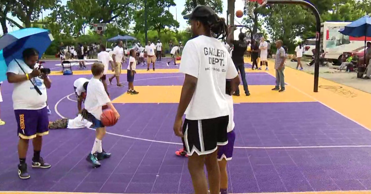 Rising NBA star Antonio Reeves hosts Chicago youth basketball camp 