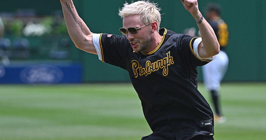 "How To Rob a Bank" actor Nicholas Hoult spotted on the sidelines of Steelers game 